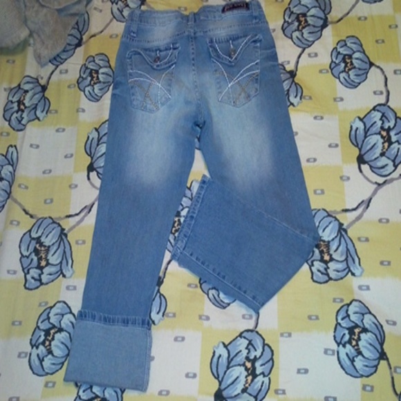 Red Rivet - Picture 3 of 3